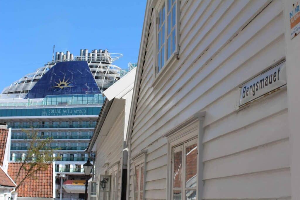 How close do cruise ships dock in Stavanger?