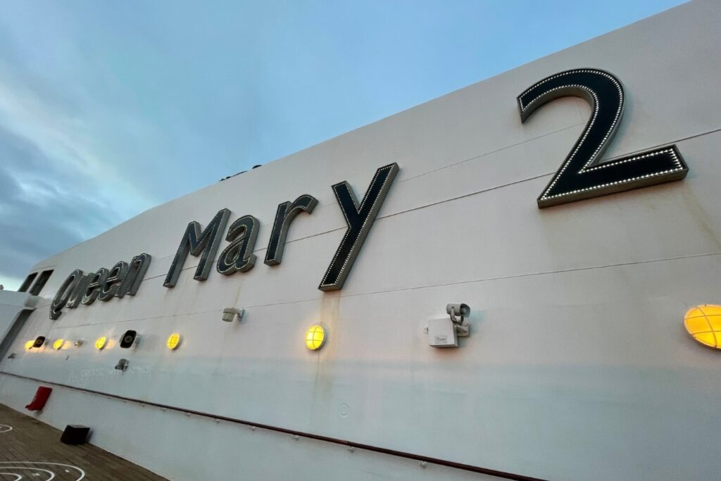 QUEEN MARY 2 FUNNEL