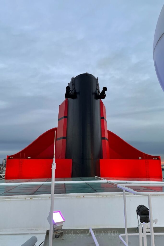 QUEEN MARY 2 FUNNEL