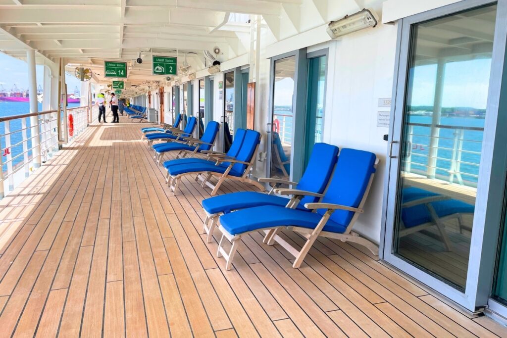 Promenade deck meaning